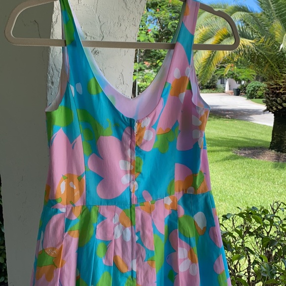 NWOT-Lilly Pulitzer Dress.-NWOT-size-2 worn 1 time. Fabulous fabric - Picture 6 of 15